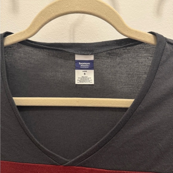 Virginia Tech Hokies Women’s Long Sleeve V-Neck Shirt Small Maroon Gray NCAA VT - Picture 8 of 9